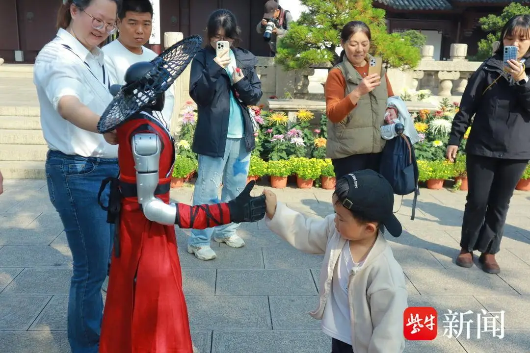 鼓马机器人定制款“小虎”落地苏州虎丘,AI赋能文旅新体验