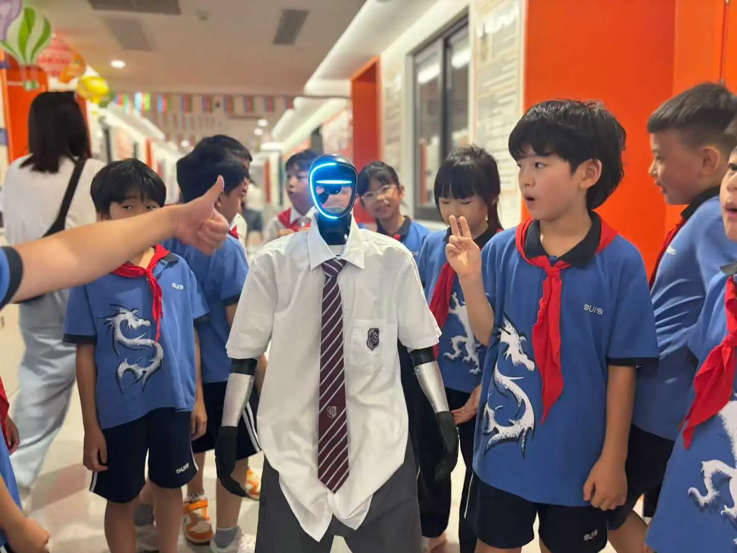 鼓马机器人 “小鼓同学” 亮相协和双语师德奖典礼,AI 学子尽显科技风采
