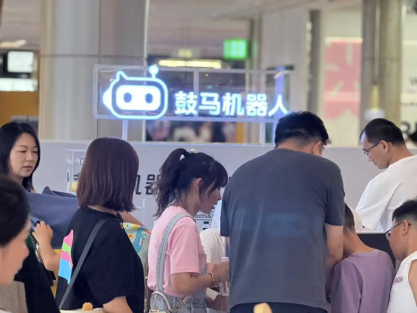 鼓马机器人武汉天地快闪店持续爆红,天天爆满创科技互动新热度
