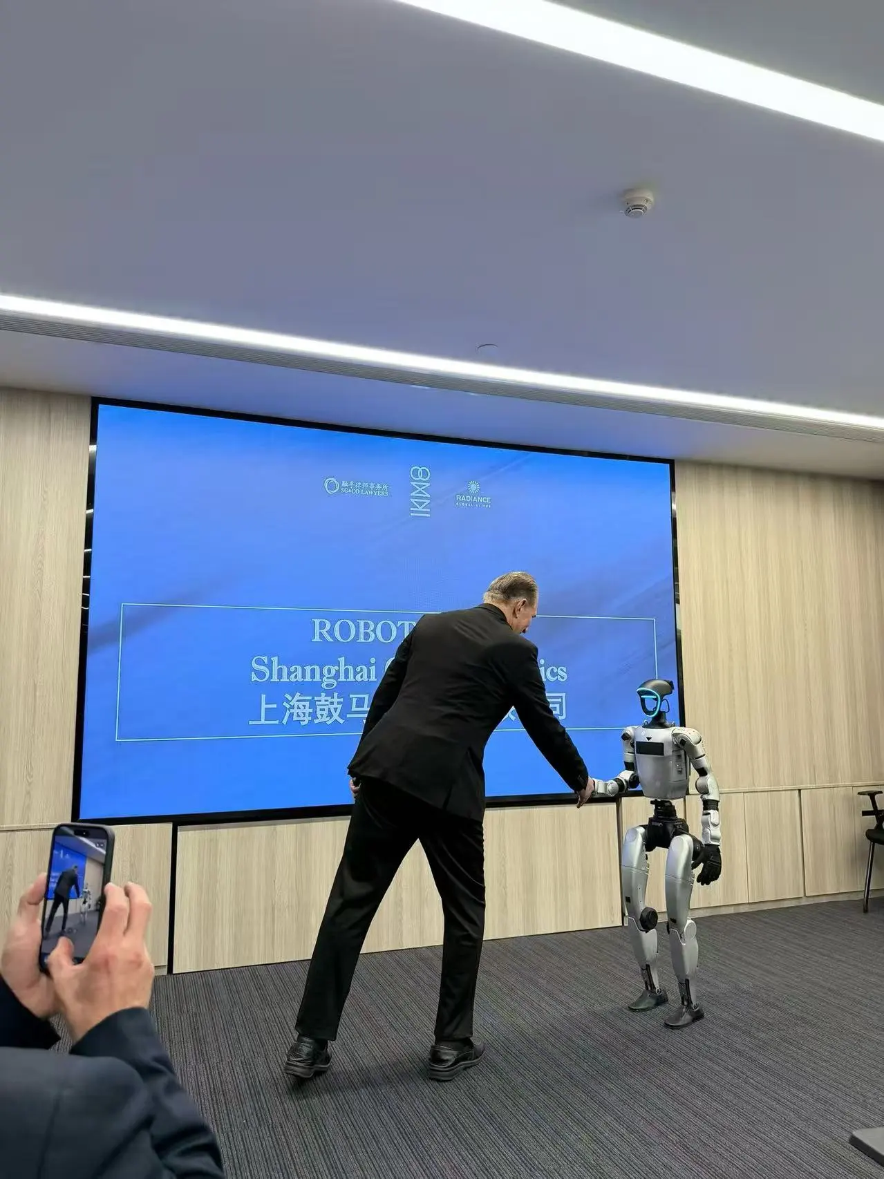 鼓马机器人亮相行业展会与商务活动 人形机器人技术赋能多元场景应用