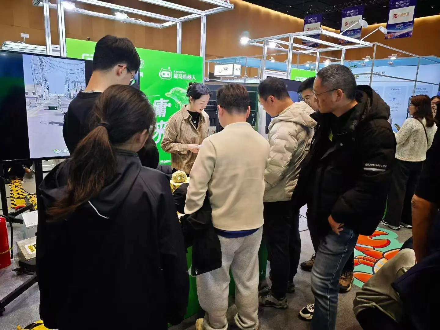 鼓马机器人多场景亮相，人形科技赋能商业与展会新生态